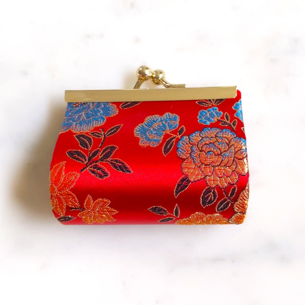 RARE! NWT. Vintage Small Red Satin Embroidered Flowers Clutch Coin Purse Wallet.